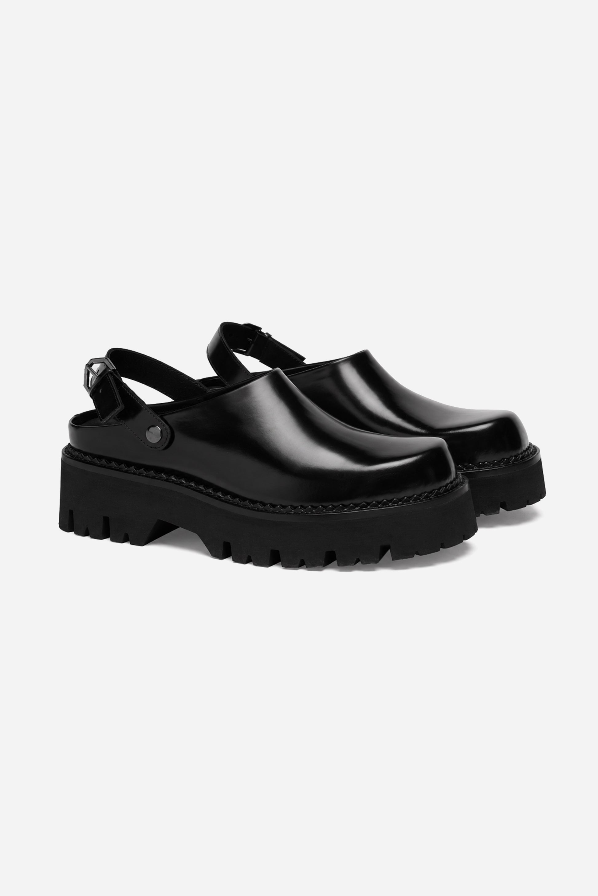 Berry woman black leather mule, front three-quarter view