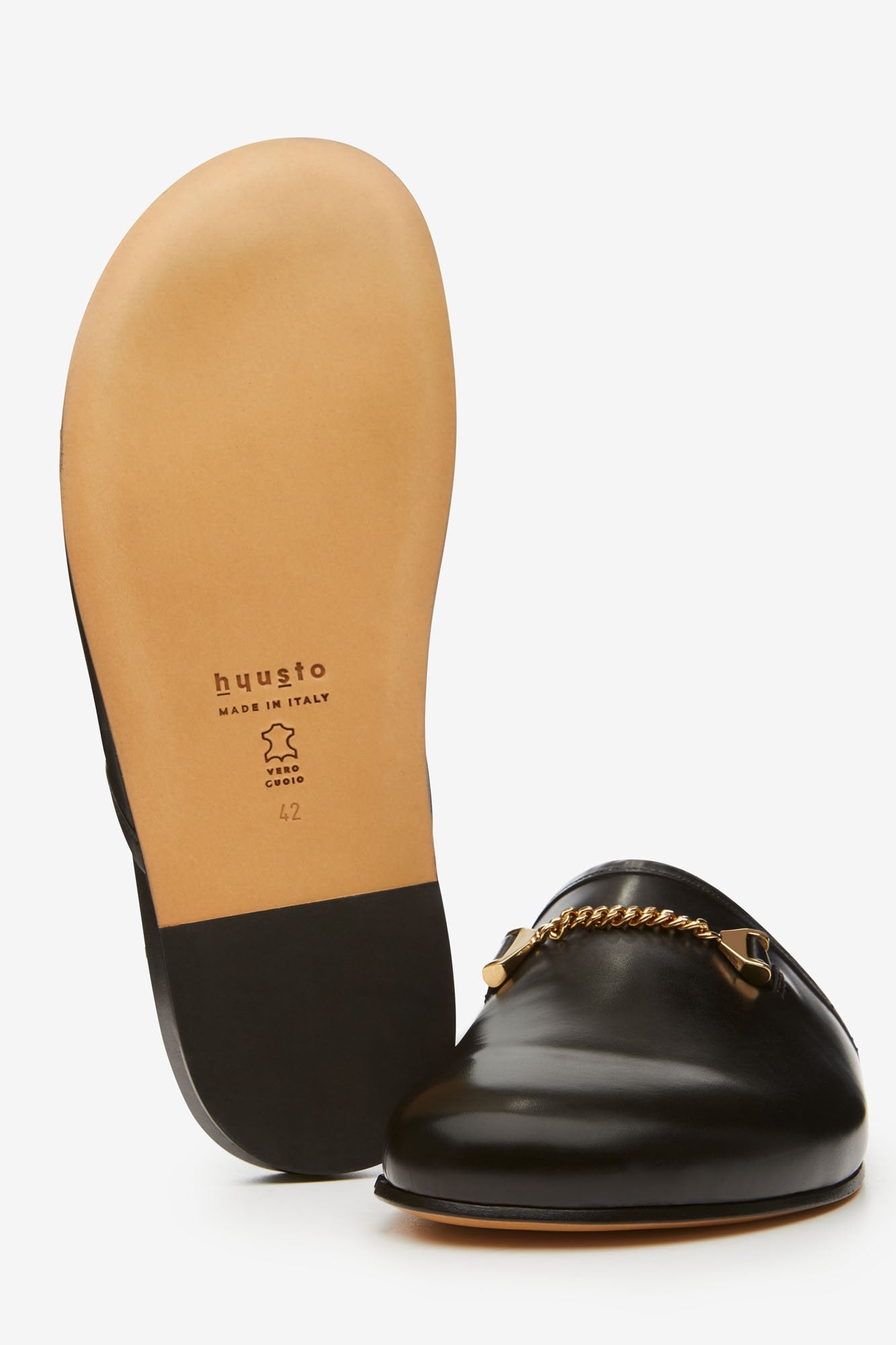 Hyusto Quincy Slipper Black Leather Gold Detail of the accessories